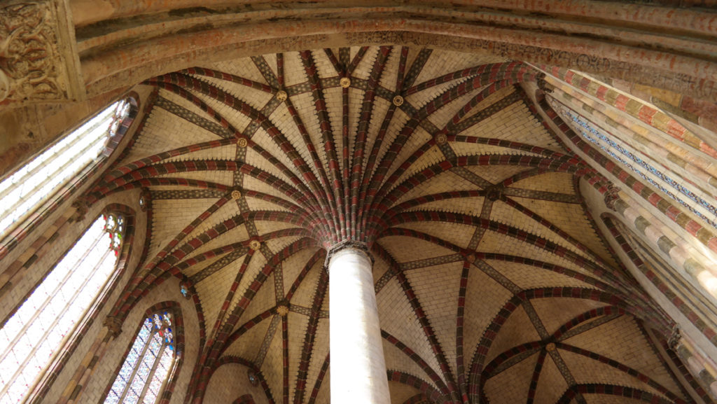 Interieur van de Eglise des Jacobins met de palmenpilaren