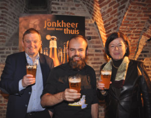 Stadsbier Heer van Biesen Hoogstam vlnr Guy Swennen, schepen toerisme, Raf Loyen vz 13 Heeren en burgemeester Frieda Brepoels